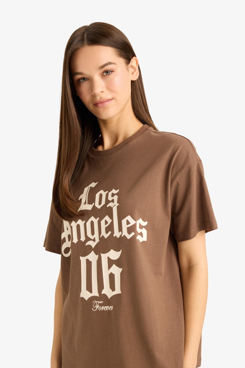 ديفاكتو تيشيرت نص كم اوفر سايز بني بطبعة شعار برقبة مستديرة - Image 4